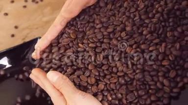 咖啡豆从<strong>盘子</strong>里倒入<strong>盘子</strong>里。 方形的<strong>黑色盘子</strong>。 慢动作。 特写镜头。